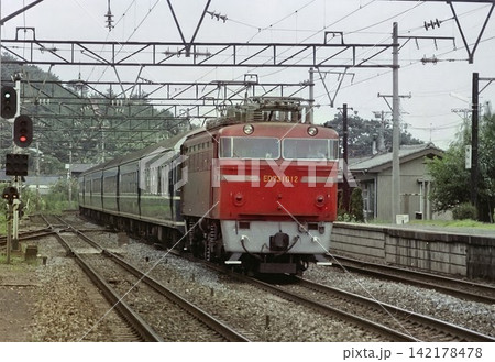 香椎駅を通過するED73 上り特急あさかぜ 20系客車/1976年8月撮影 香椎駅を通過するED73 上り特急あさかぜ 20系客車/1976年8月撮影 142178478