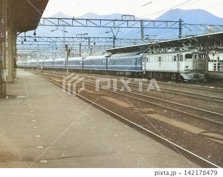 門司駅に到着するEF30 下り特急みずほ/1977年1月撮影 門司駅に到着するEF30 下り特急みずほ/1977年1月撮影 142178479