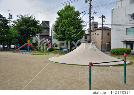 《愛知県》名古屋市金作公園 公園の富士山すべり台 《愛知県》名古屋市金作公園 公園の富士山すべり台 142178514