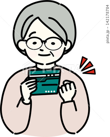 通帳を見る高齢女性 通帳を見る高齢女性 142178784