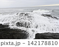 荒波が岩場に打ち寄せる海岸の風景 142178810