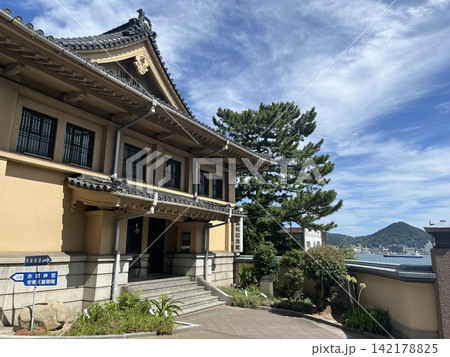 日清講和記念館と関門海峡の風景|山口県下関市・春帆楼敷地内 日清講和記念館と関門海峡の風景|山口県下関市・春帆楼敷地内 142178825