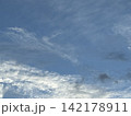 青空に浮かぶ雲 142178911