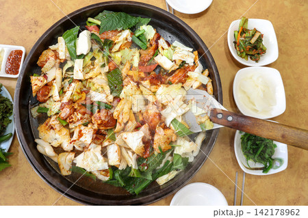 Spicy Korean Chicken Stir Fry Dakgalbi with Vegetables on Iron Pan 142178962