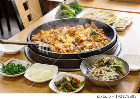 Spicy Korean Chicken Stir Fry Dakgalbi with Vegetables on Iron Pan 142178985