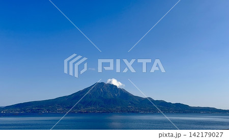 晴れた日に噴煙をあげる桜島 142179027
