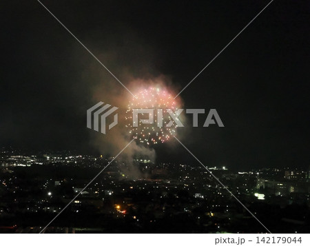 弘法山から見た夏の花火 142179044
