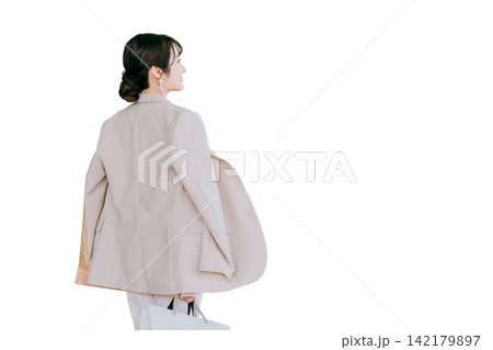 買い物・ショッピング・爆買い・無駄遣いするビジネスウーマン・女性の後ろ姿 買い物・ショッピング・爆買い・無駄遣いするビジネスウーマン・女性の後ろ姿 142179897