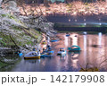 夜桜ライトアップと千鳥ヶ淵のお濠に浮かぶボートの幻想的な風景 142179908