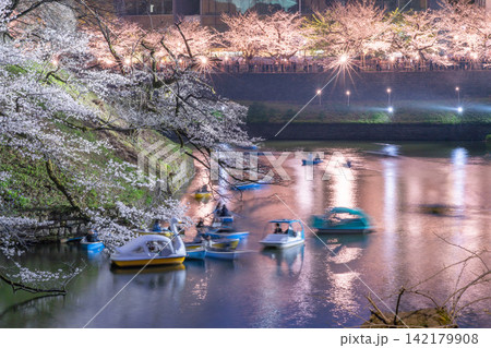 夜桜ライトアップと千鳥ヶ淵のお濠に浮かぶボートの幻想的な風景 142179908