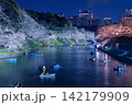 夜桜ライトアップと千鳥ヶ淵のお濠に浮かぶボートの幻想的な風景 142179909