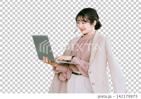 帶筆記型電腦的時尚女性/設計師/女商人 帶筆記型電腦的時尚女性/設計師/女商人 142179973