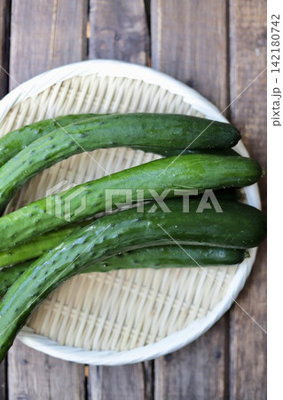 竹ザルに乗せた家庭菜園で採れた新鮮キュウリ 竹ザルに乗せた家庭菜園で採れた新鮮キュウリ 142180742