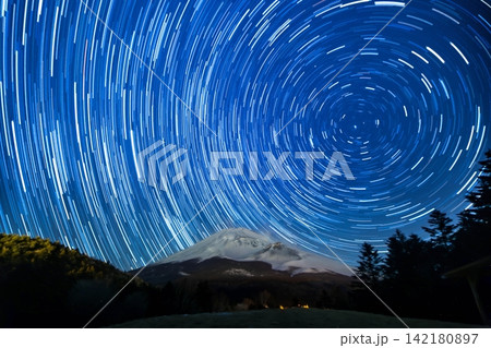 水ヶ塚公園から冬の富士山と北極星を中心に回る星の軌跡 水ヶ塚公園から冬の富士山と北極星を中心に回る星の軌跡 142180897