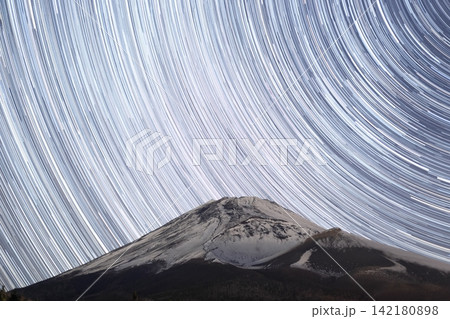 水ヶ塚公園から冬の富士山と北極星を中心に回る星の軌跡 水ヶ塚公園から冬の富士山と北極星を中心に回る星の軌跡 142180898