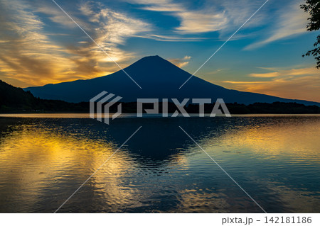 夏の富士宮市 田貫湖に映る富士山に昇る朝日 142181186