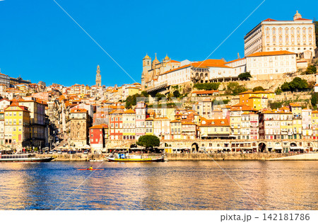 ポルトの美しい歴史地区の絶景 ポルトの美しい歴史地区の絶景 142181786