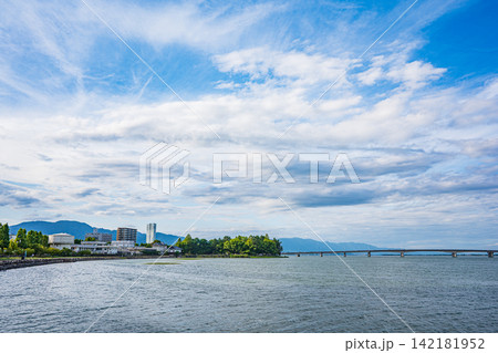 真夏の琵琶湖風景 滋賀県大津市 真夏の琵琶湖風景 滋賀県大津市 142181952
