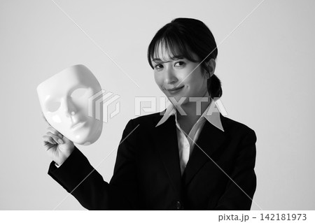 仮面を持つ女性会社員のイメージ 白黒 仮面を持つ女性会社員のイメージ 白黒 142181973