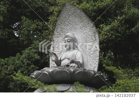 四国八十八箇所 第2番札所 日照山 無量寿院 極楽寺の閑静な境内に設置されている釈迦如来像 四国八十八箇所 第2番札所 日照山 無量寿院 極楽寺の閑静な境内に設置されている釈迦如来像 142182037