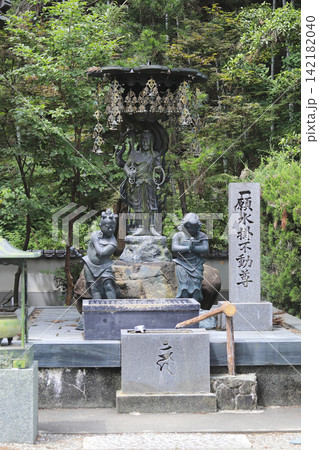 四国八十八箇所 第2番札所 日照山 無量寿院 極楽寺の閑静な境内に設置されている一願水掛地蔵尊 四国八十八箇所 第2番札所 日照山 無量寿院 極楽寺の閑静な境内に設置されている一願水掛地蔵尊 142182040
