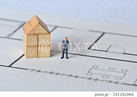 住宅ローン 間取り図とビジネスマン 住宅ローン 間取り図とビジネスマン 142182068