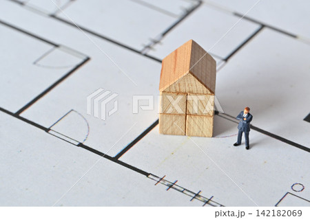 住宅ローン 間取り図とビジネスマン 住宅ローン 間取り図とビジネスマン 142182069