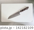 まな板と包丁 142182109