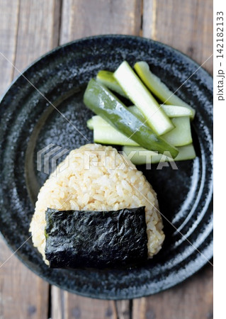 あきたこまちの玄米ご飯で作った三角おにぎりと胡瓜の漬物 あきたこまちの玄米ご飯で作った三角おにぎりと胡瓜の漬物 142182133