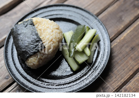 あきたこまちの玄米ご飯で作った三角おにぎりと胡瓜の漬物 あきたこまちの玄米ご飯で作った三角おにぎりと胡瓜の漬物 142182134