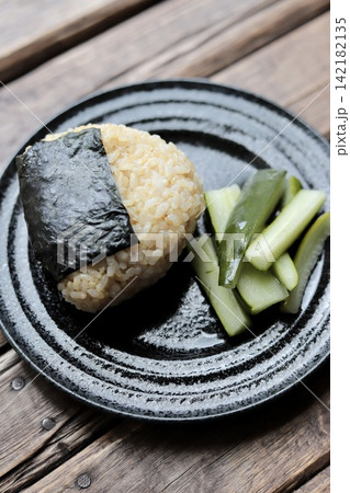 あきたこまちの玄米ご飯で作った三角おにぎりと胡瓜の漬物 142182135