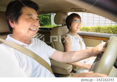 車で出かけるシニアの夫婦 車で出かけるシニアの夫婦 142182243
