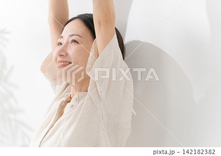 伸びをする女性 142182382