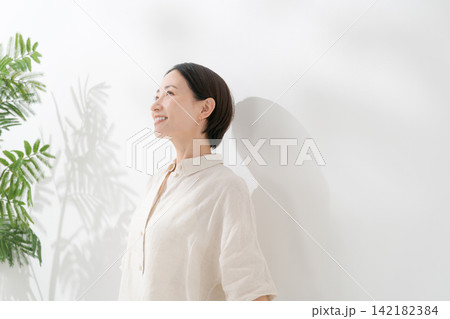 伸びをする女性 伸びをする女性 142182384