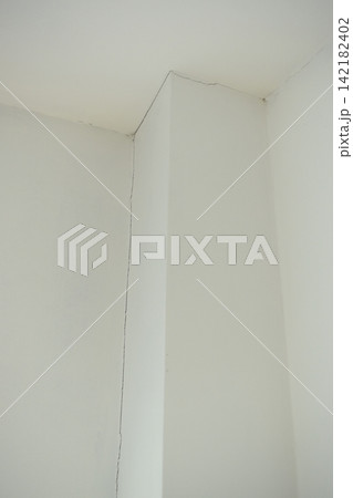 crack of pole on white wall from earthquake, construction industry crack of pole on white wall from earthquake, construction industry 142182402