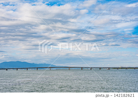 真夏の琵琶湖風景 近江大橋 滋賀県大津市 真夏の琵琶湖風景 近江大橋 滋賀県大津市 142182621