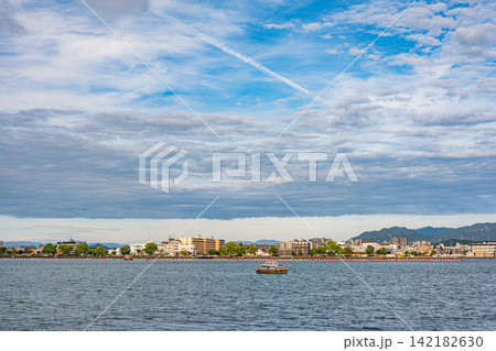 琵琶湖風景　滋賀県大津市 142182630