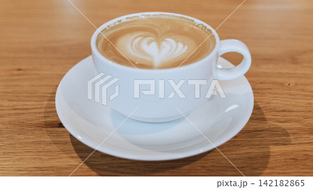 カフェの木製テーブルのラテアート カフェの木製テーブルのラテアート 142182865