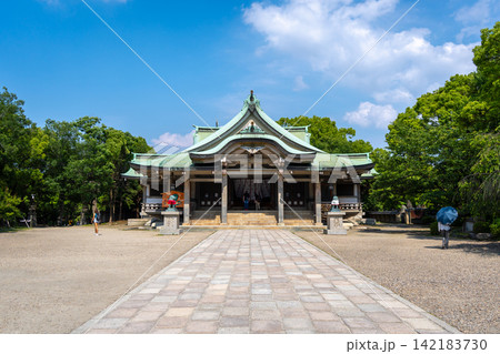 Main hall of Hokoku Shrine in Osaka, Japan on sunny day Main hall of Hokoku Shrine in Osaka, Japan on sunny day 142183730