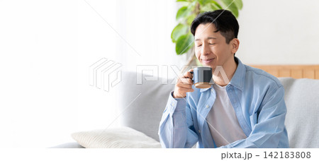 リラックスしてコーヒーを飲む男性 リラックスしてコーヒーを飲む男性 142183808