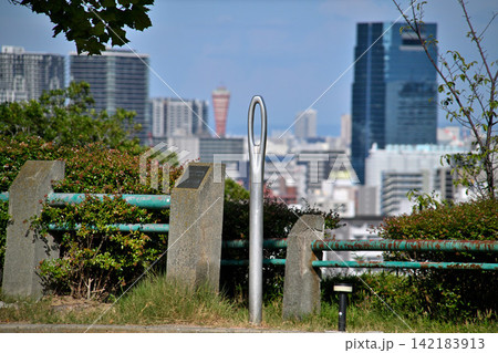 神戸「針の穴」オブジェ(ビューポイントサイン神戸らしい眺望景観地 31会下山公園 神戸「針の穴」オブジェ(ビューポイントサイン神戸らしい眺望景観地 31会下山公園 142183913
