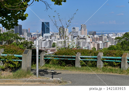 神戸「針の穴」オブジェ(ビューポイントサイン神戸らしい眺望景観地 31会下山公園 神戸「針の穴」オブジェ(ビューポイントサイン神戸らしい眺望景観地 31会下山公園 142183915
