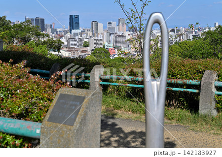 神戸「針の穴」オブジェ(ビューポイントサイン神戸らしい眺望景観地 31会下山公園 神戸「針の穴」オブジェ(ビューポイントサイン神戸らしい眺望景観地 31会下山公園 142183927
