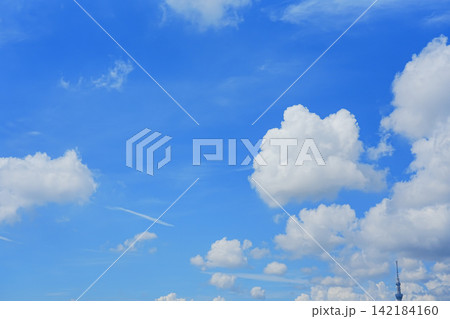青空に浮かぶ白い雲 青空に浮かぶ白い雲 142184160