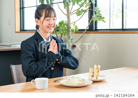 朝食,昼食のサンドイッチを食べる中学生,高校生,学生,生徒の女の子(成長期) 朝食,昼食のサンドイッチを食べる中学生,高校生,学生,生徒の女の子(成長期) 142184164