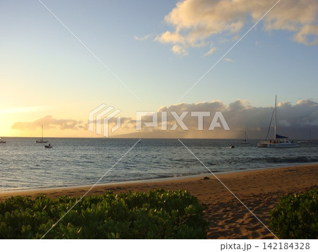 夕暮れの海に浮かぶヨット 夕暮れの海に浮かぶヨット 142184328