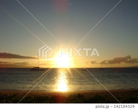マウイ島の海に沈む夕日 マウイ島の海に沈む夕日 142184329