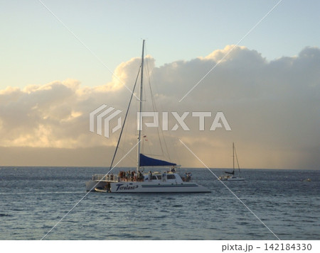 ヨットと夕日の海に浮かぶヨット 142184330