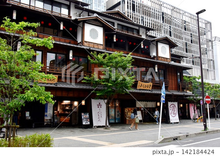 小田原市 お城通りのミナカ小田原と街路樹 小田原市 お城通りのミナカ小田原と街路樹 142184424