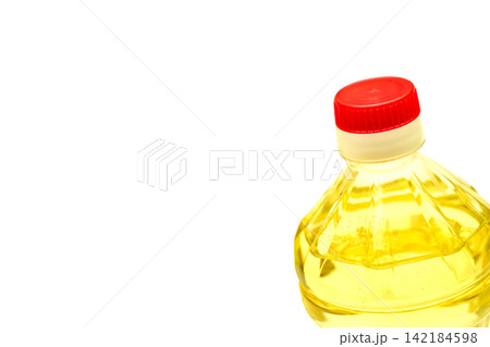 Grocery.Full bottle of vegetable oil for cooking,salad dressing 142184598